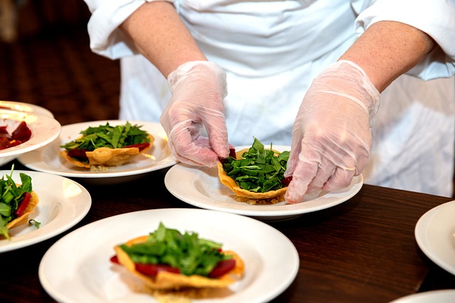 cours de cuisine, chef qui dresse une assiette