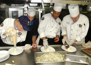 cours de cuisine avec quatre personnes